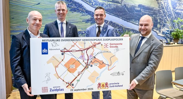 Directeur-Generaal Mobiliteit namens het Ministerie van Infrastructuur en Waterstaat C. van der Burg, Gedeputeerde namens de Provincie Zuid-Holland A.J. van Dijken, Wethouder namens de gemeente Gouda R. Verkuijl en Wethouder namens de gemeente Zuidplas J.W. Schuurman houden op de foto een kaart omhoog met daarop de tekst: Bestuurlijke overeenkomst gebiedsopgave Zuidplaspolder, 22 september 2026