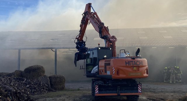Grijpmachine voor de schuur waar de brand worden aan de Kattendijk