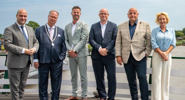 Op de foto van links naar rechts het college van Zuidplas: wethouder Jan Willem Schuurman, burgemeester Han Weber, gemeentesecretaris Michael Burgmans, wethouder Frans Klovert, wethouder Ferry van Wijnen en wethouder Pien Meppelink
