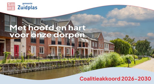 Met hoofd en hart voor onze dorpen, Coalitieakkoord 2026-2030. Huizen langs een kleine rivier, daarnaast een wandel/fietspad