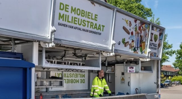 Medewerker in een mobiele milieustraat