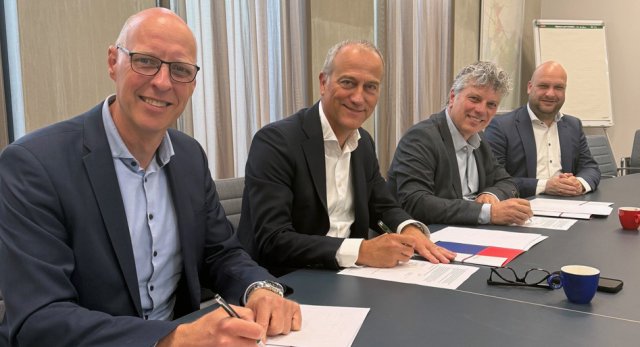 Wybe Zijlstra, Wim Drossaert, Koen Verbogt en Jan Willem Schuurman ondertekenen de intentieovereenkomst voor het warmte-koudebedrijf Cortelande