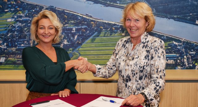 Josien van Cappelle van het hoogheemraadschap van Schieland en de Krimpenerwaard (rechts op de foto) en wethouder Pien Meppelink van gemeente Zuidplas (links op de foto) schudden de hand na het ondertekenen van de Strategische Samenwerkings Agenda