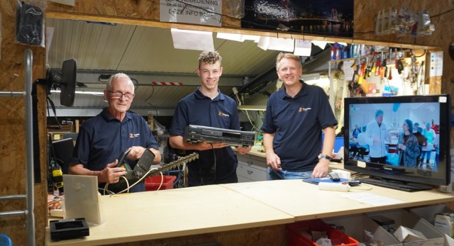 Op de foto drie vrijwilligers van de tweedekanswinkel achter de balie