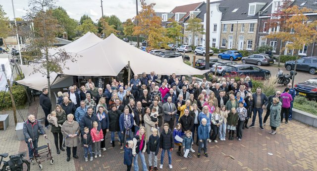 Feest na oplevering woonwijk De Brinkhorst, op de foto een feesttent met daarvoor poserend de aanwezigen