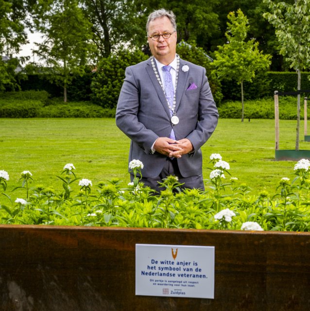 Burgemeester Han Weber bij het veteranenperkje. Deze bevindt zich vlakbij het Herdenkingsplein in Nieuwerkerk aan den IJssel.