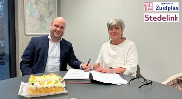 Jan Willem Schuurman, wethouder van de gemeente Zuidplas ondertekent met Marion Timmermans, bestuurder van woningcorporatie Stedelink een reserveringsovereenkomst