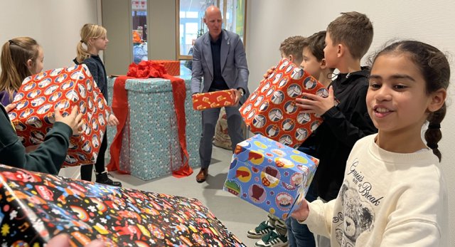 Wybe Zijlstra deelt kado’s uit aan kinderen