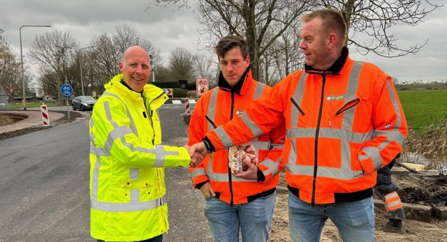 Wybe Zijlstra schudt de hand van de medewerkers welke gewerkt hebben aan de Wethouder Visweg