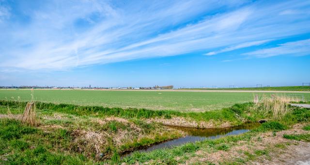 Weilanden, blauwe lucht boven het Middengebied van Zuidplas