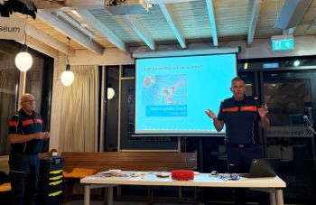 Presentatie door brandweermannen