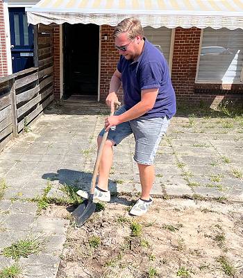 Enrico aan de slag met het wippen van tegels