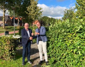 Wethouder Slingerland reikt een gouden heggenschaar uit