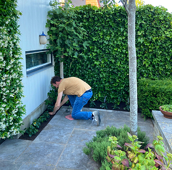 Victor aan het werk in zijn tuin