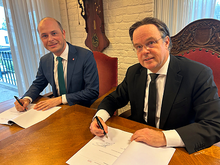 Burgemeester Bilder en Marc Janssen zetten hun handtekening.
