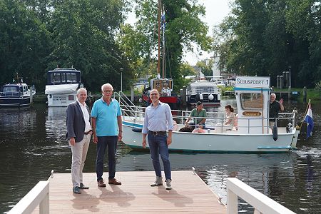 Wethouder met initiatiefnemers op de steiger