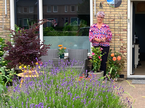 Marianne in haar vergroende voortuin