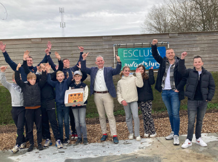 Jongeren overhandigen de boterkoek