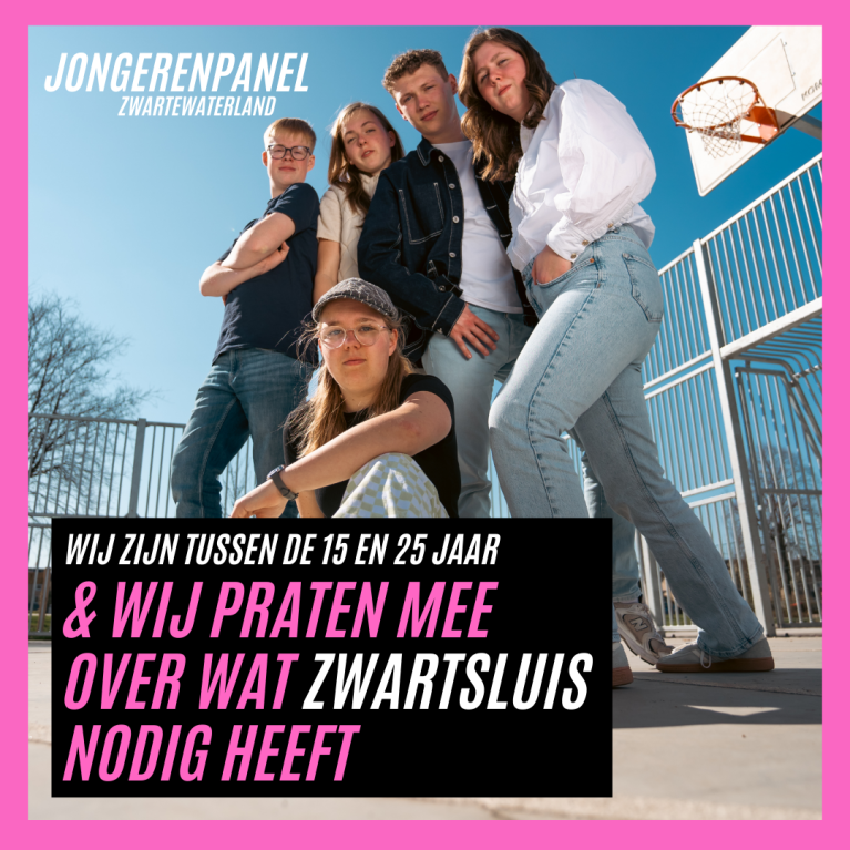 Afbeelding met het jongerenpanel. Over de foto staat een tekstblok met de tekst: Wij zijn tussen de 15 en 25 jaar en wij praten mee over wat Zwartsluis nodig heeft.