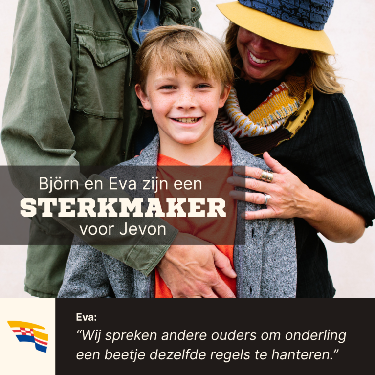 Vader en moeder slaan ontspannen een arm om hun tienerzoon heen. Over beeld staat de titel "Björn en Eva zijn een Sterkmaker voor Jevon". Onderin staat een quote van Peter, waarin hij zegt: "Wij spreken andere ouders om onderling een beetje dezelfde regels hanteren."