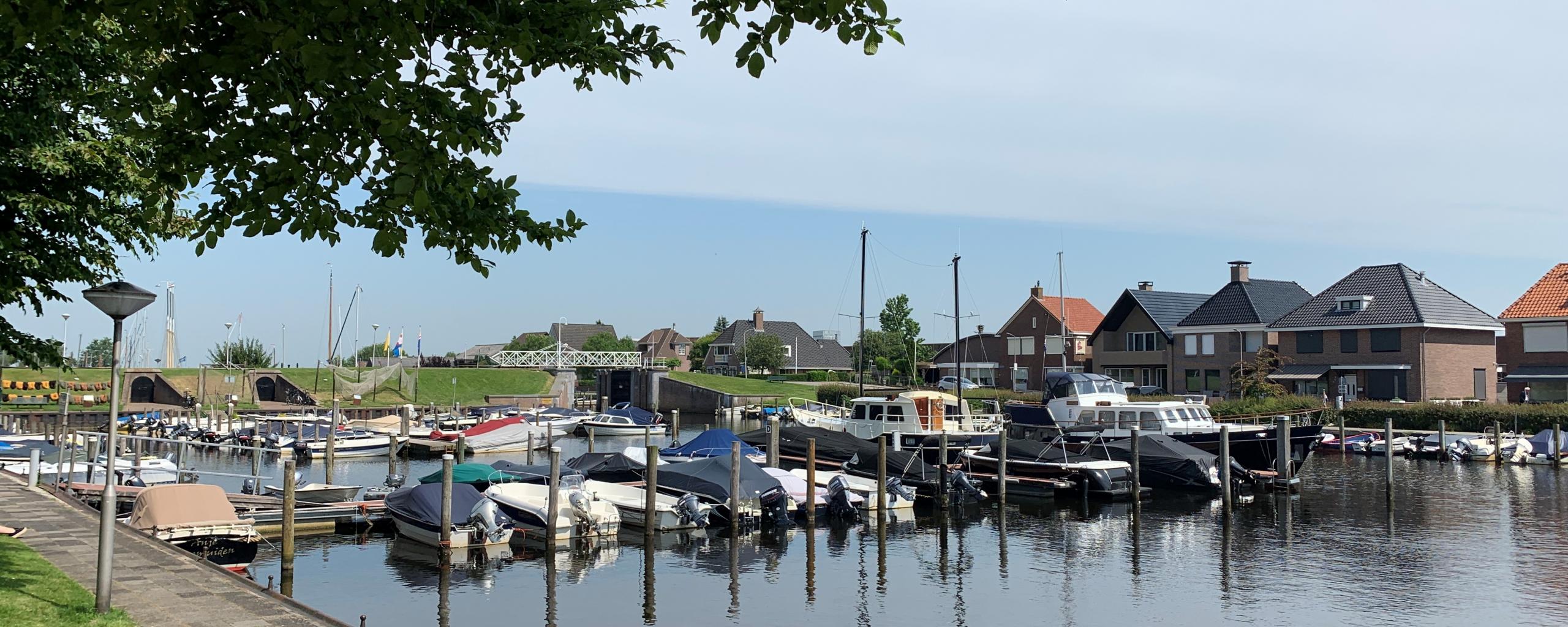 Binnenhaven Genemuiden met Sas en petroleumkelders op achtergrond