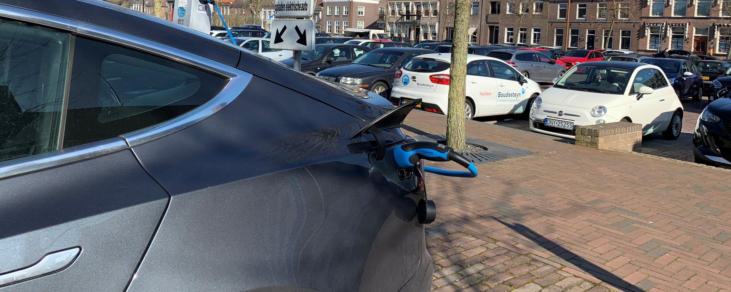 afbeelding openbare laadpaal bij Havenplein Genemuiden