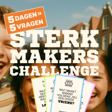 Een afbeelding van lachende kinderen met daar overheen een sticker met de tekst '5 dagen > 5 vragen' en de titel Sterkmakers-challenge. Aan de onderkant zie je een paar voorbeeld vraagkaartjes, met de tekst "Wat maakt iemand volgens jou een goede vriend?".
