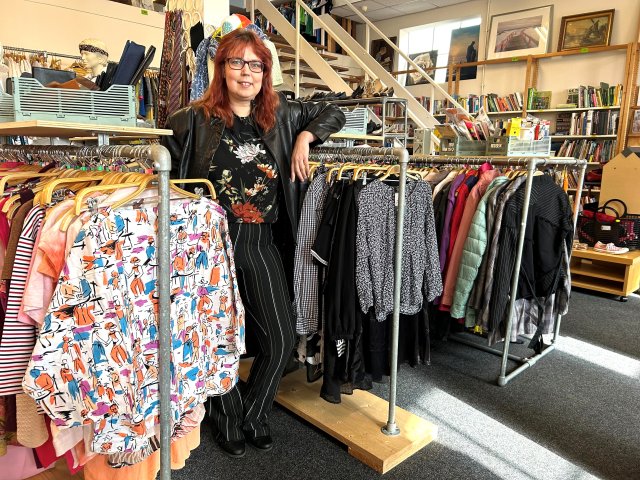 Janet Jansen op de kledingafdeling bij Noggus&Noggus in Hasselt