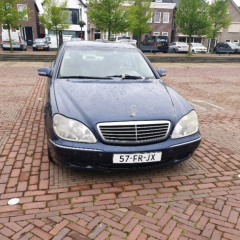 Op deze foto staat auto waarvan de eigenaar wordt gezocht. Het gaat om een blauwe Mercedes met kenteken 57-FR-JX. 