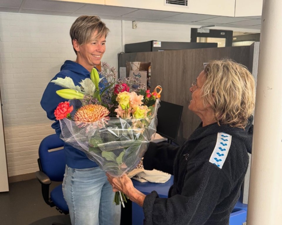 Tineke krijgt een bloemetje van Alie Romkes